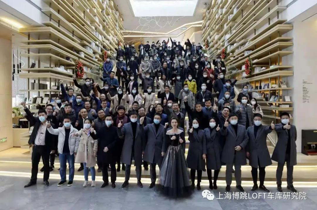 垫江全国一百多人在华侨城汉口道6号参观研讨LOFT专利车库技术！